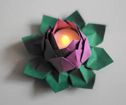 Dans le but de vous aider à réaliser facilement une jolie fleur en papier origami, nous vous suggérons 4 tutos de pliages parfaits pour s'inspirer. Tealight Origami Water Lily Lotus Blossom Flower One Piece Solid Color Pick Your Own Origami Fleur Origami Nenuphar