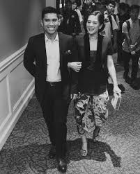 Sebagai bawahan, dian pilih jogger pants warna hitam. Kisah Cinta Dian Sastrowardoyo Dan Indraguna Sutowo Yang Bikin Kamu Baper Dont Sad