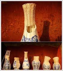 centerpiece vases 為荷蘭藝術家daniel hulsbergen的創作 此項美麗優雅的系列作品 以荷蘭傳統編織技術 包覆破損的藍陶花瓶 並進而轉化為一種嶄新的藝術創作 藍陶 delft blue 為荷蘭著名的傳統陶瓷工藝 最早起源於對於中國青瓷的複製 其後在 art design artist