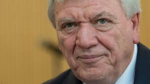 Hessens ministerpräsident volker bouffier fordert die bürger auf, sich von dem hin und her um astrazeneca nicht verunsichern zu lassen. Eingriff Nach Nasenbefund Volker Bouffier An Krebs Erkrankt N Tv De