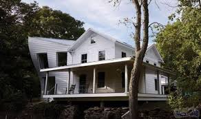 مهندس معماري أميركي ينقل منزل ا ريفي ا إلى الحداثة والعصرية Farmhouse House Styles House