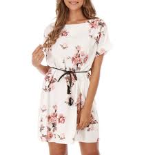 Des robes aussi bien intemporelles que tendances, conçues dans une volonté de sublimer les femmes qui les portent. Robe Blanche Fleurie Avec Cordon