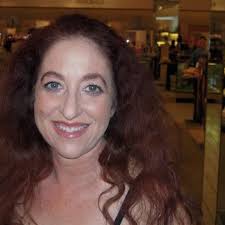 Dee Winter's Instagram, Twitter & Facebook