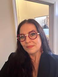 Red is a universally wearable color and a POWER color 😘💃🏻💃🏻.