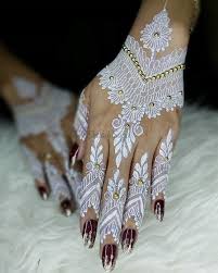 Simple henna art on the foot. 33 White Henna Designs For Brides That Are Trending Shaadisaga