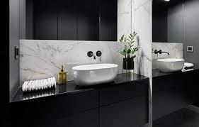 On a tendance à négligé l'aménagement de nos salles de bains en se un autre exemple de salle de bain chic où le noir et le blanc se combinent harmonieusement avec le bois clair. Quelle Couleur Choisir Pour Ma Salle De Bain La Maison Saint Gobain