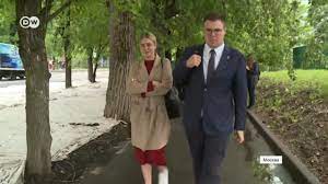 Один из снятых им роликов назывался «ничего не покупаешь, а отдаешь кучу денег» и был посвящен повышению курса евро до 94 рублей, что являлось историческим максимумом. Lyubov Sobol I Kvartirnoe Delo Chto Dalshe 27 05 2021 Ezhednevnye Videosyuzhety Deutsche Welle Na Russkom Yazyke Dw 27 05 2021