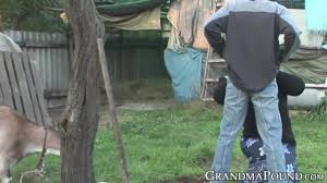 Тунеядец сильно постарался и оттрахал деревенскую бабушку в лоно