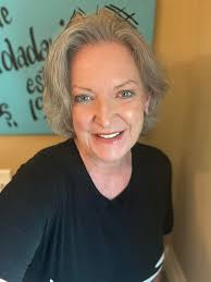 One-color eye shadow look with shimmer dimension