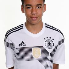 Jamal musiala, jovem médio ofensivo que esta temporada tem dado nas vistas ao serviço do bayern de munique, renovou o seu vínculo com o emblema bávaro por mais quatro. Bayern Munich Signs Jamal Musiala From Fc Chelsea Bavarian Football Works