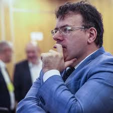 Fide-sjef Emil Sutovskij slår tilbake mot Magnus Carlsen: