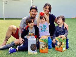 His father, jorge, has been his agent since he was 14, and his oldest brother, rodrigo, handles his daily schedule and publicity. Messi Family Lionel Messi Fans Club Facebook
