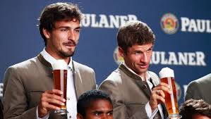 Hummels has played in the bayern munich club and germany national football team. Mats Hummels Wife Covered In Sick During Unfortunate Oktoberfest Celebrations 90min