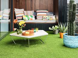 Ruang tamu kecil minimalis dibawah tangga, nyaman dan cantik. Rumah Asri Tanpa Ribet Ikuti 5 Aplikasi Rumput Sintetis Ini