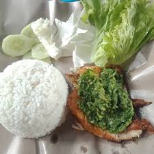 Uleg halus semua bumbu ayam kemudian tumis, setelah tercium aroma sedap, tambahkan bahan sereh geprek, daun salam, gula, garam dan penyedap rasa sesuai selera. 5 Ayam Penyet Sambal Ijo Yang Mantul Ini Jadi Buruan Di Jakarta
