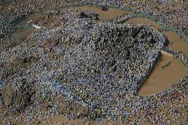 Di padang arafah inilah umat muslim menyempurnakan syahadatnya. Melihat Jamaah Haji Wukuf Di Arafah Dari Ketinggian