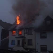 „das haus ist relativ schnell abgebrannt, sagte der polizeisprecher. Brand Bei Limburg Hessen Madchen Sterben Gutachten Liegt Vor Limburg Weilburg