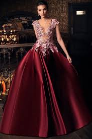 En portant des robes de soirée violettes, on peut se démarquer de la foule et faire une déclaration écrasante.connu sous le nom de coloration des bijoux, le violet peut varier d'une teinte plus foncée comme le violet à une teinte pastel comme la lavande. Robe De Soiree Longue Sur Mesure Oksana Mukha Paris
