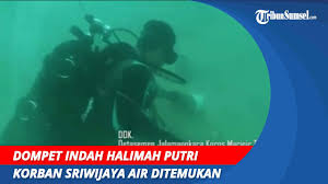 Tribun sumsel/facebook indah halimah putri foto indah halimah putri (dua dari kanan) dan suaminya rizki wahyudi (kanan) semasa hidup bersama orangtua dan kerabat. Dompet Indah Halimah Putri Korban Sriwijaya Air Ditemukan Isinya Lengkap Uang Masih Utuh Youtube