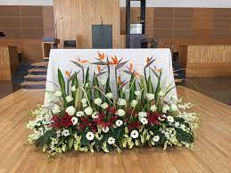 A mix of silk flowers on the vines. Ramos De Altar Church Altar Decorations Stage Decorations Graduation Decorati Church Flower Arrangements Large Flower Arrangements Modern Flower Arrangements