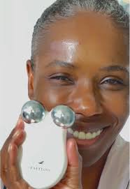 Tried the new Everlift Microcurrent Facial Toning Device.  #microcurrentfacial #facialdevice #skincare101 #mommyskincare  #quickskincareroutine #contouringhacks #skinfirstmakeupsecond  #skincarejunkie