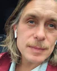 SoyfandeTakeThatさんはInstagramを利用しています:「Mark parece ponerse nostálgico al  acordarse de sus días de cole ❤ Me dio mucha risa cuando confesó que en su  día no se había presentado a…」