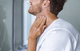 Tarczyca to gruczoł umiejscowiony wewnątrz dolnej części szyi, odpowiedzialny za wydzielanie hormonów niezbędnych. Torbiel Tarczycy Jak Wykryc Guzki I Jak Leczyc Torbiel Na Tarczycy Wylecz To