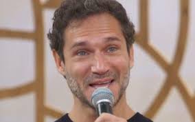 Paulo Rocha Emociona-se após ser surpreendido pela mulher e pelo filho em  programa