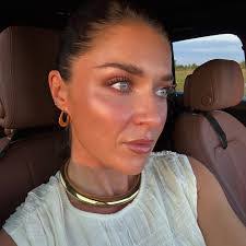 Erin Thiessen's Instagram, Twitter & Facebook