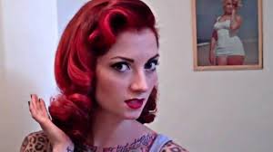 Le mitiche pin up anni '50 disegnate dalla magica matita di gil elvgren accompagnate dalla scoppiettante colonna sonora di calendar girl. Tutorial Capelli Pin Up L Acconciatura Anni 50 Che E Must