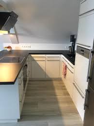 Grifflose küche von dan mit wei. Offene Weisse Hochglanzkuche Mit Raumteiler Kortboyer Kuchen Und Mobel Nach Mass