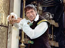 Yves Montand La Folie Des Grandeurs C Gaumont Distribution La Folie Des Grandeurs Film Film Francais