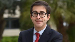 Para un directivo, es clave escuchar a los demás y tener la capacidad de  razonar"