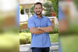 Sehinggalah mereka ditakdirkan jatuh cinta melalui panggilan telefon. Bintang Sharnaaz Makin Malap