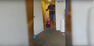 Perkembangan bayi usia 2 minggu pertama (sakit & penanganan). Bantu Bayi Belajar Jalan Ayah Ini Gunakan Cara Jenius Video