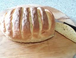 • 500 g di semola rimacinata di grano duro • 325 g di acqua • 10 g di lievito di birra il pane di grano duro è caratterizzato da una crosta croccante e spessa e da una morbida mollica interna. Pagnotta Di Semola Di Grano Duro