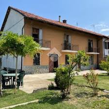 Al piano terra troviamo ingresso, studio, soggiorno, cucina abitabile con veranda affacciata sul giardino, bagno e ripostiglio: Case In Vendita A Villanova D Asti Tecnocasa It