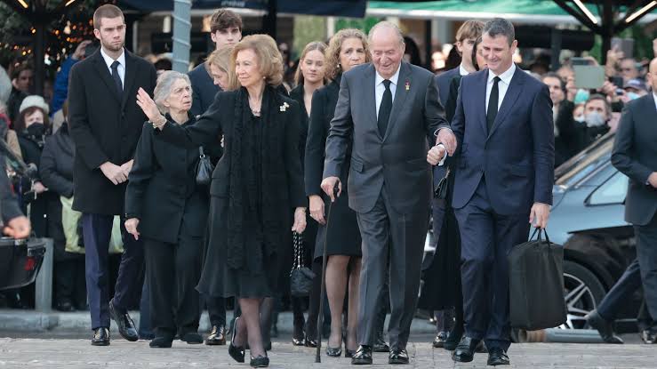 La reina Sofía, arropada por los vítores de los griegos y la compañía de  sus nietos, hijos y don Juan Carlos en el funeral de Constantino | Vanity  Fair