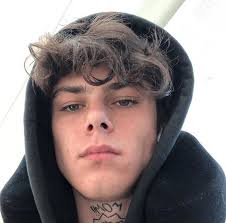 There is something cool and stylish about pretty boy hairstyles that girls just can't ignore. PÉªÉ´ â±³ á´‹eê­† ê­† Hot Skater Boys Grunge Guys Skater Boys