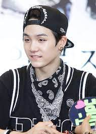 Listen to the song and read the romanized lyrics and english translation of 28 (점점 어른이 되나봐) interpreted by agust d (suga) feat. File Suga At An Fansign On July 28 2013 Jpg Wikimedia Commons