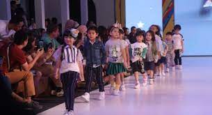 Foto model baju anak laki laki terbaru harus bisa diikuti oleh siapapun yang tertarik dengan dunia fashion. Tren Baju Kembar Dalam Koleksi Spring Summer 2019 Mothercare