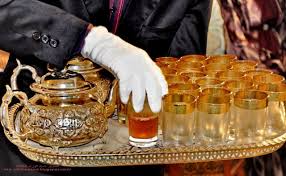 والفكرة هي أن كوباً من الشاي من نوع ايرل غراي (earl grey) المعطر يعد علاجا للذهن المرهق. ØµÙˆØ± Ù„ØªÙ‚Ø¯ÙŠÙ… Ø§Ù„Ø´Ø§ÙŠ Ø§Ù„Ù…ØºØ±Ø¨ÙŠ Ø§Ù„Ø±Ø§Ø¦Ø¹ Ù…Ø¹ Ø§Ù„Ø­Ù„ÙˆÙŠØ§Øª Ø§ÙŠÙÙŠÙ†