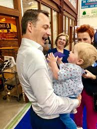 De liberaal alexander de croo (44) uit brakel gaat een regenboogcoalitie van zeven partijen leiden. Dolle Pret Op Het Seniorenfestijn Alexander De Croo Facebook