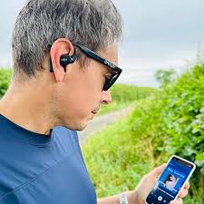 How does it feel to wear Shokz OpenFit headphones？