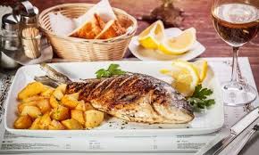Repas Gourmand A Deguster En Duo Friture Poisson Cuisine Et Boissons Grillades