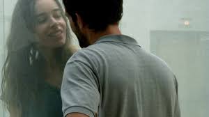 Daha sonrasında ise ikiside evlidir ve eşlerini alıp bir akşam yemeğinde buluşturmaya karar. Happy Few