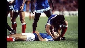 Enorme alemania reponiéndose de dos goles en contra como si nada, aunque ayudó que francia, muy desgastada físicamente, esperó demasiado atrás. Golpe De Schumacher A Battiston Espana 82 Youtube