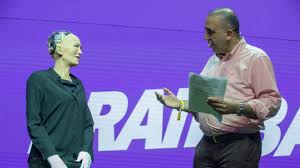 Aceasta este singura femeie robot extrem de îndrăgită datorită inteligenţei, care a primit cetăţenia arabiei saudite. Robotul Sophia IncÄ ExistÄ Èi Acum Are Opinii Despre Ce E Ea