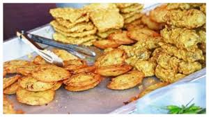 Jenis makanan ini sangat mudah ditemukan baik di pinggir jalan sampai di restoran. Bikin Gorengan Tapi Tak Serenyah Yang Dijual Abang Abang Pasti Karena Kesalahan Ini Halaman All Tribun Wow