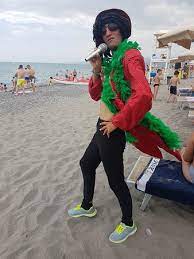 Spiagge, immense ed assolate, spiagge già vissute, amate poi perdute, in questa azzurrità, fra le conchiglie e il sale, quanta la gente che. Renato Zero Ospite All Eco Resort Dei Siriti Per Le Nostre Spiagge Bigupanimazionesiriti2018 Picture Of Eco Resort Dei Siriti Nova Siri Tripadvisor